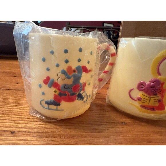 4 Vintage Holiday Christmas Mugs Sterling House 1985 Plastic Nostalgia Santa New - Picture 2 of 10